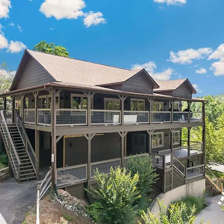 Er69 - Rachel'S Tree House - Great Location, Close To All The Action! Cabin